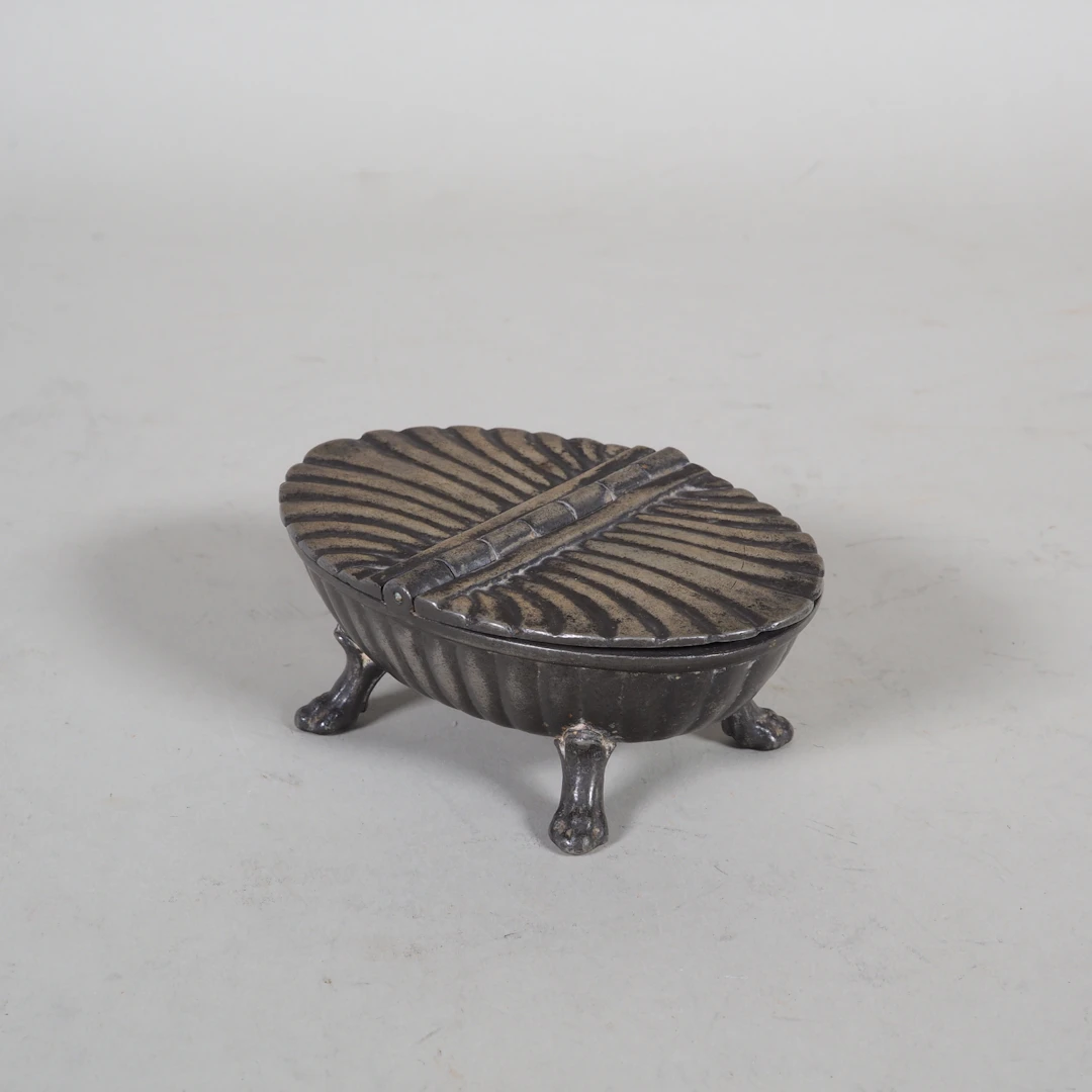 Los 1487: Muschelförmige Doppelgewürzdose aus Feinzinn, Jugendstil, ca. 1910