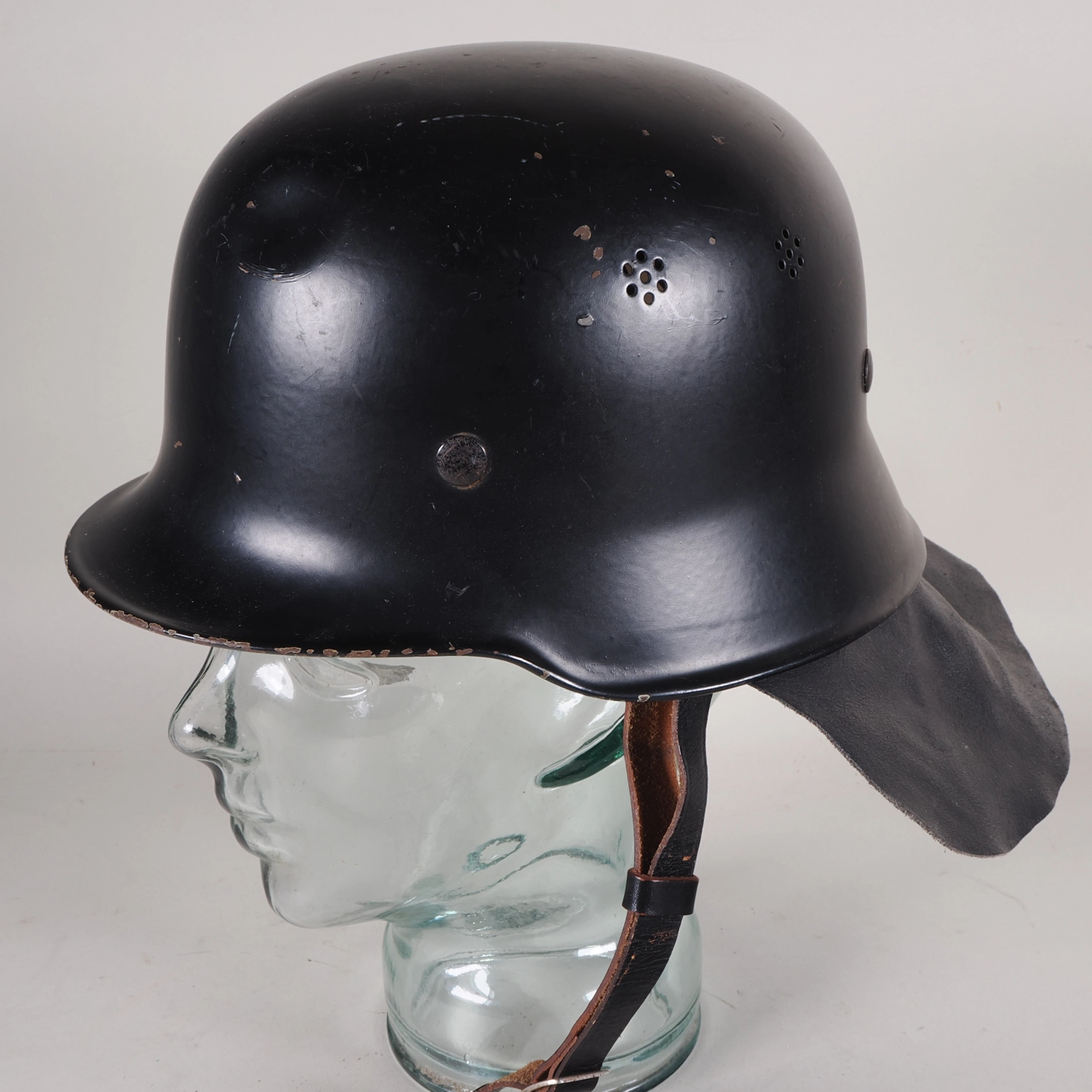 Los 2168: Stahlhelm schwarz Feuerlöschpolizei Feuerwehr