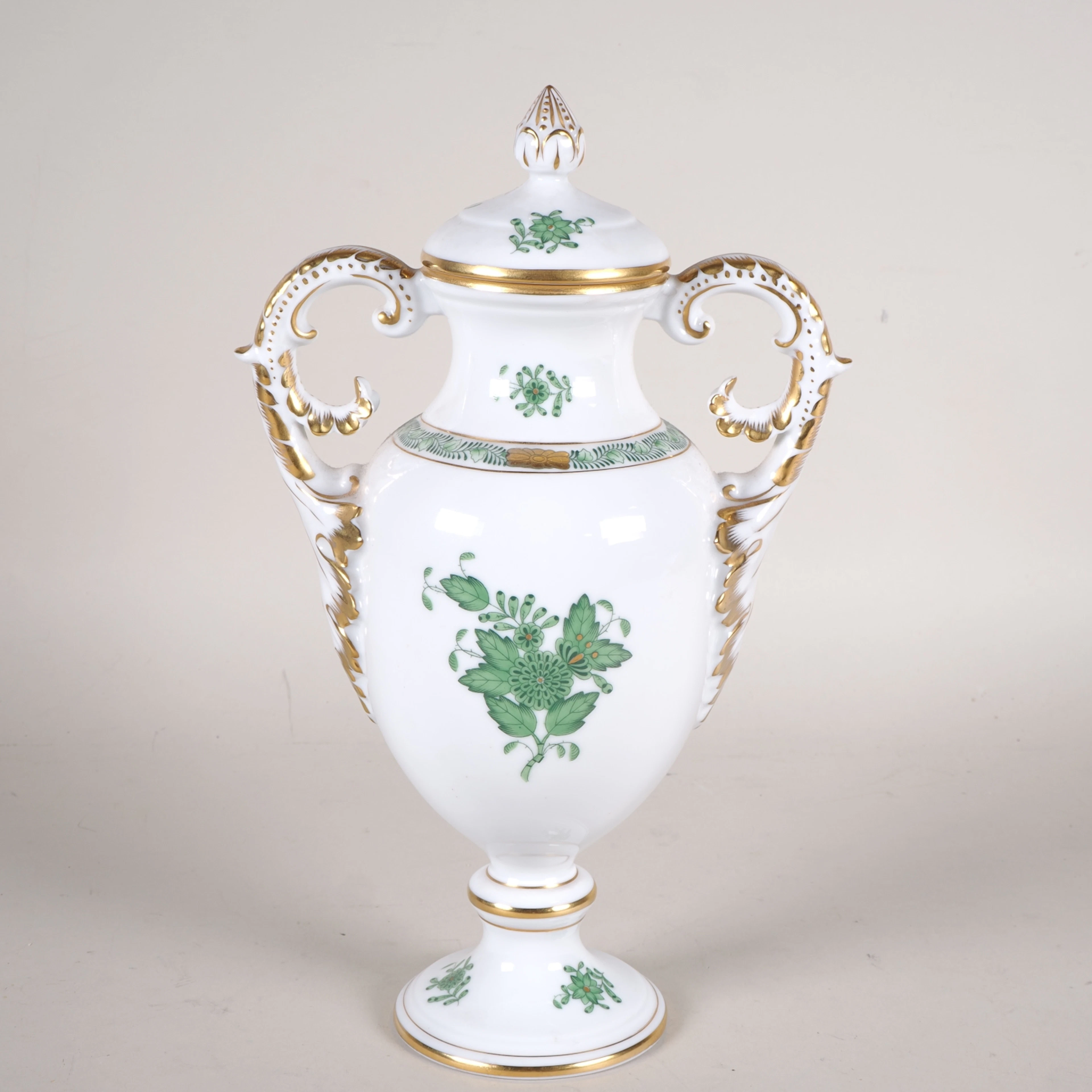 Los 475: Herend Porzellan Deckelvase / Amphoren Vase 6690