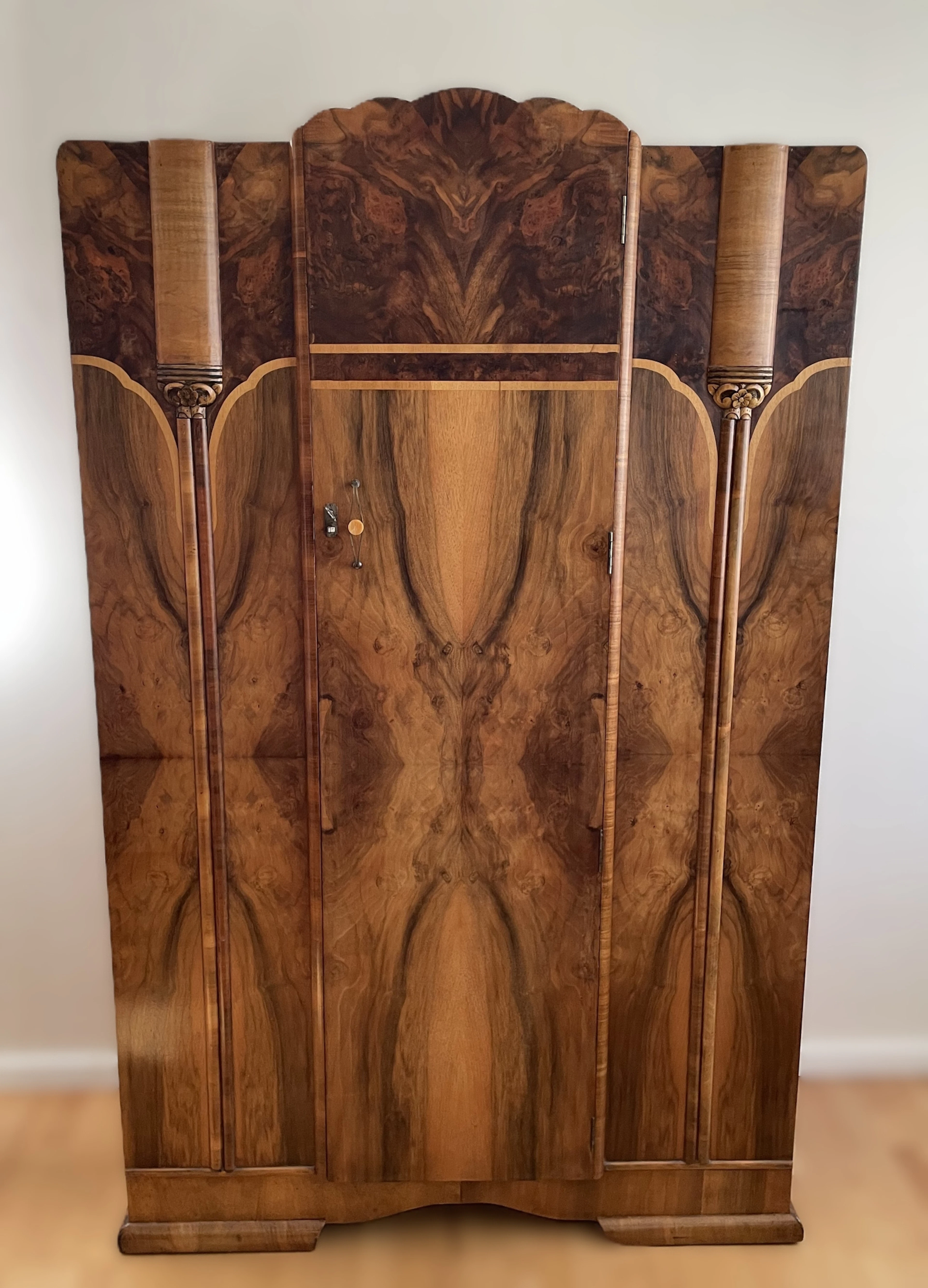 Los 1029: Art Deco Schrank um 1920