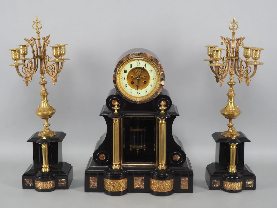Los 578: Schweres Uhrenensemble um 1880