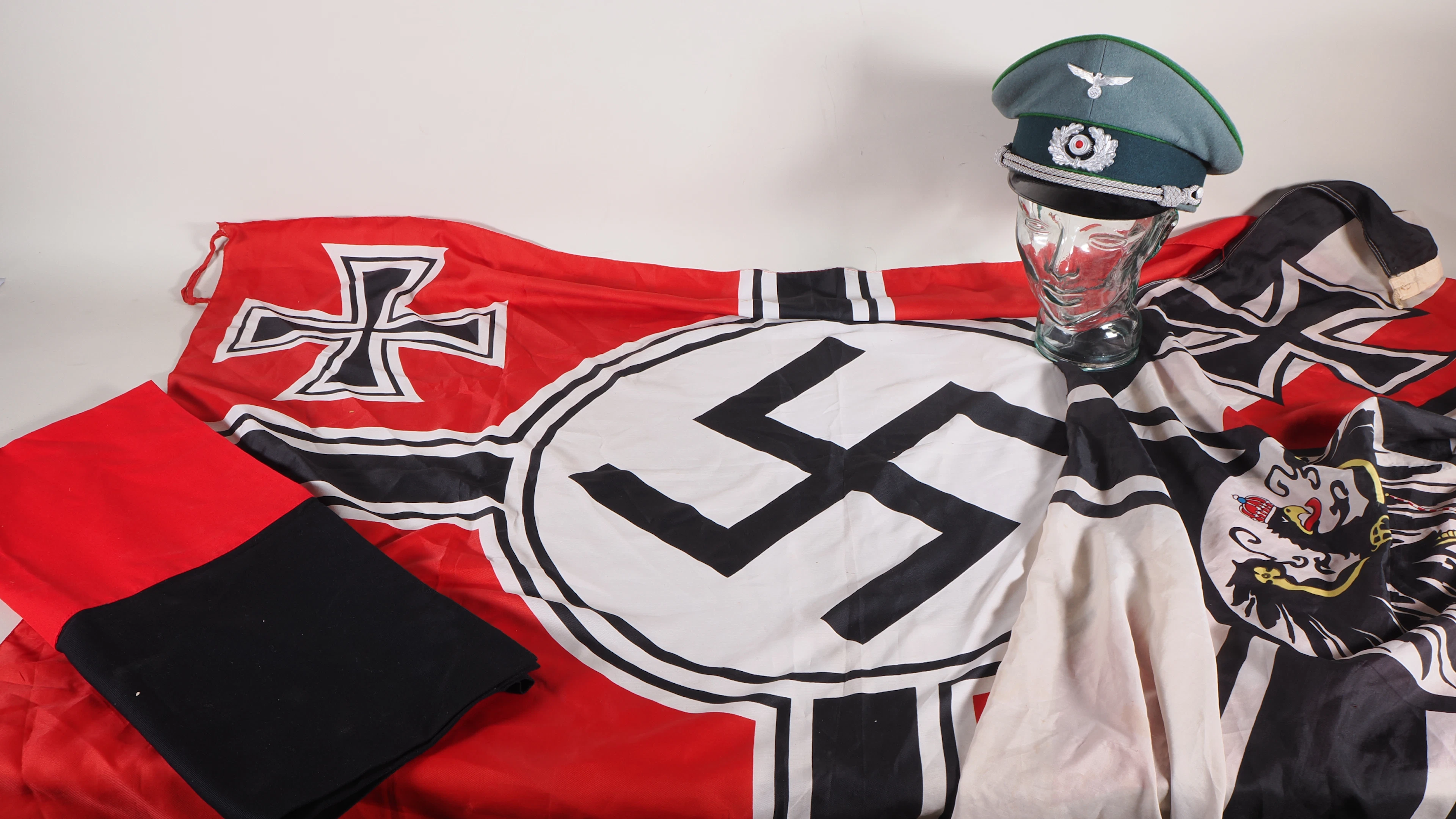 Los 2361: Konvolut 3 Fahnen Gebirgsjäger Schirmmütze WK1 / WK2