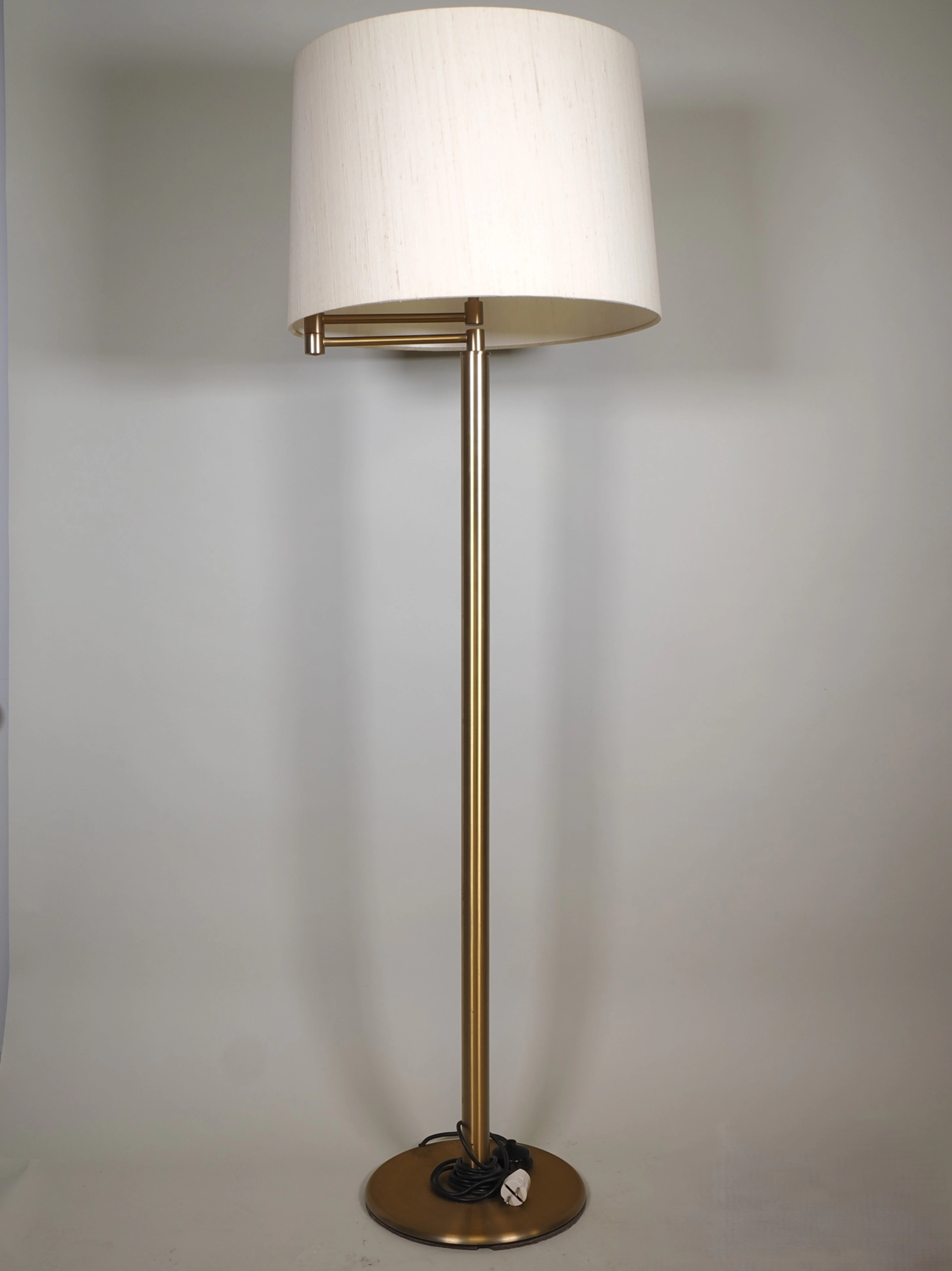 Los 940: Hohe, schwenkbare Stehlampe aus Messing, Mid-Century