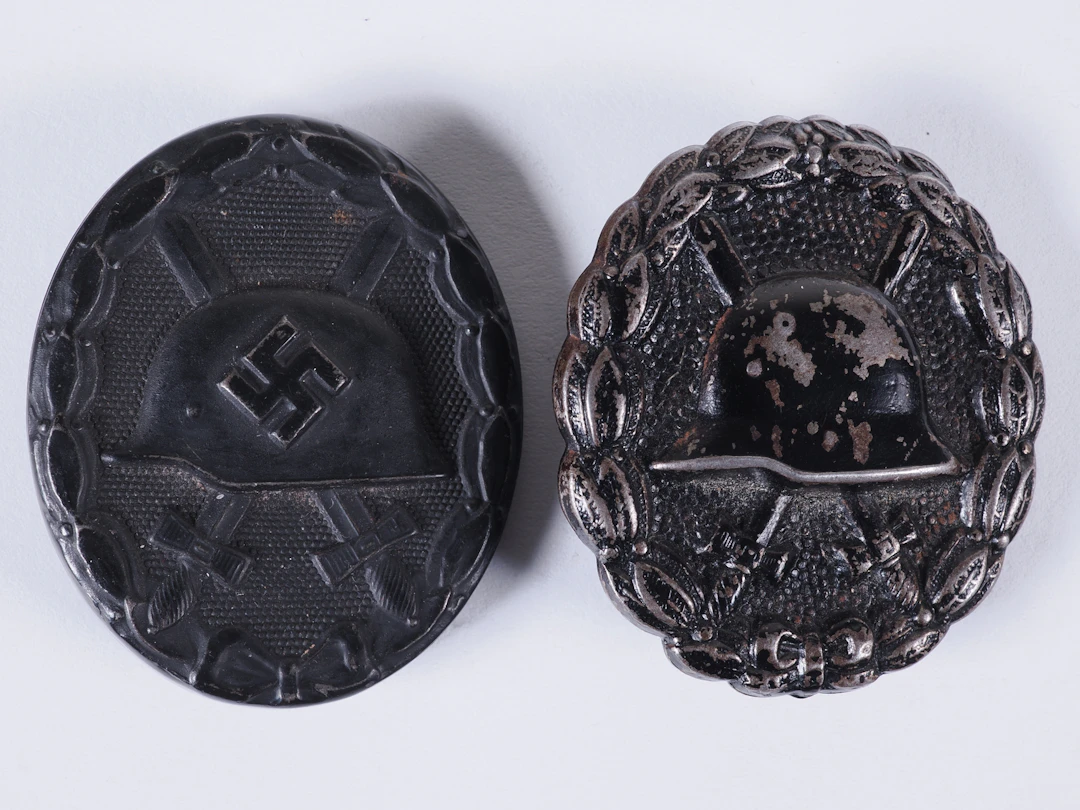 Los 2254: Zwei Verwundetenabzeichen in Schwarz 1918 & 1939
