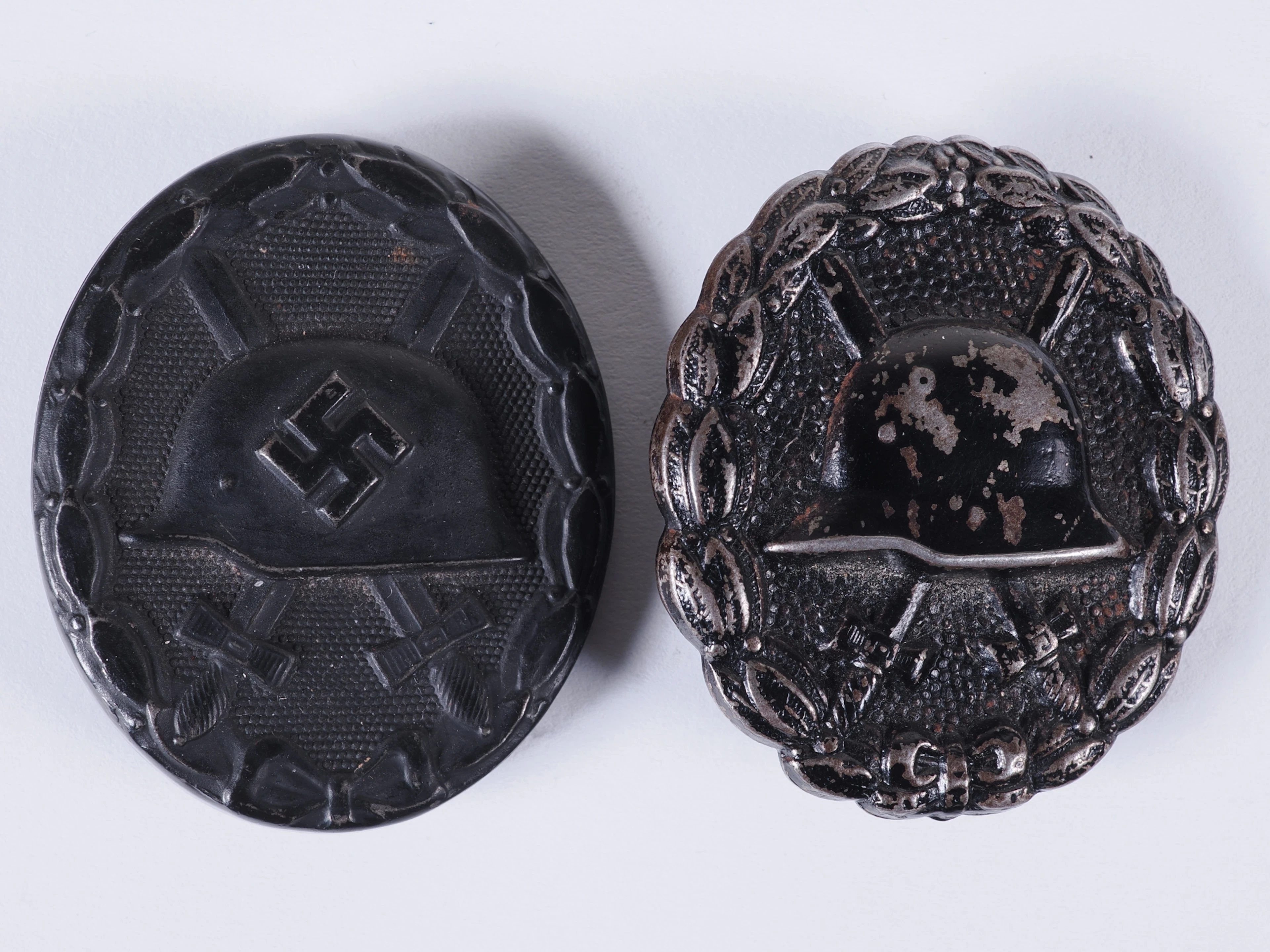 Los 2254: Zwei Verwundetenabzeichen in Schwarz 1918 & 1939