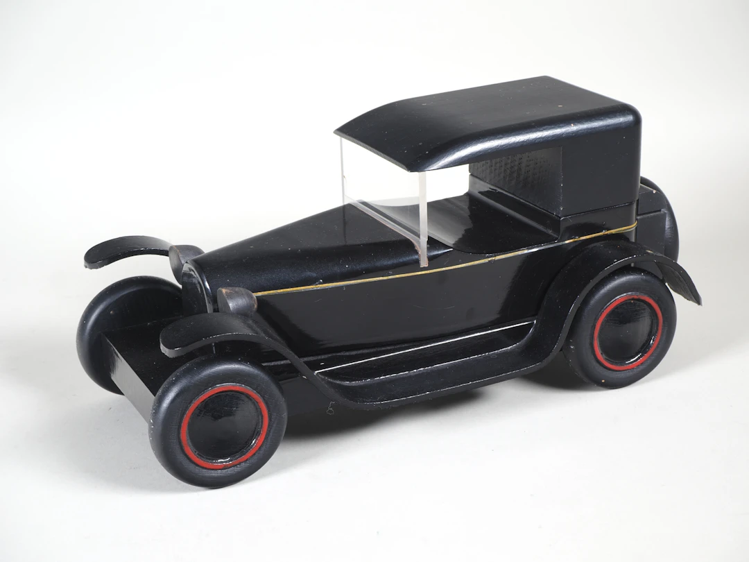 Los 1978: Holzmodel: Peugeot 1925, Design Michel Aroutcheff