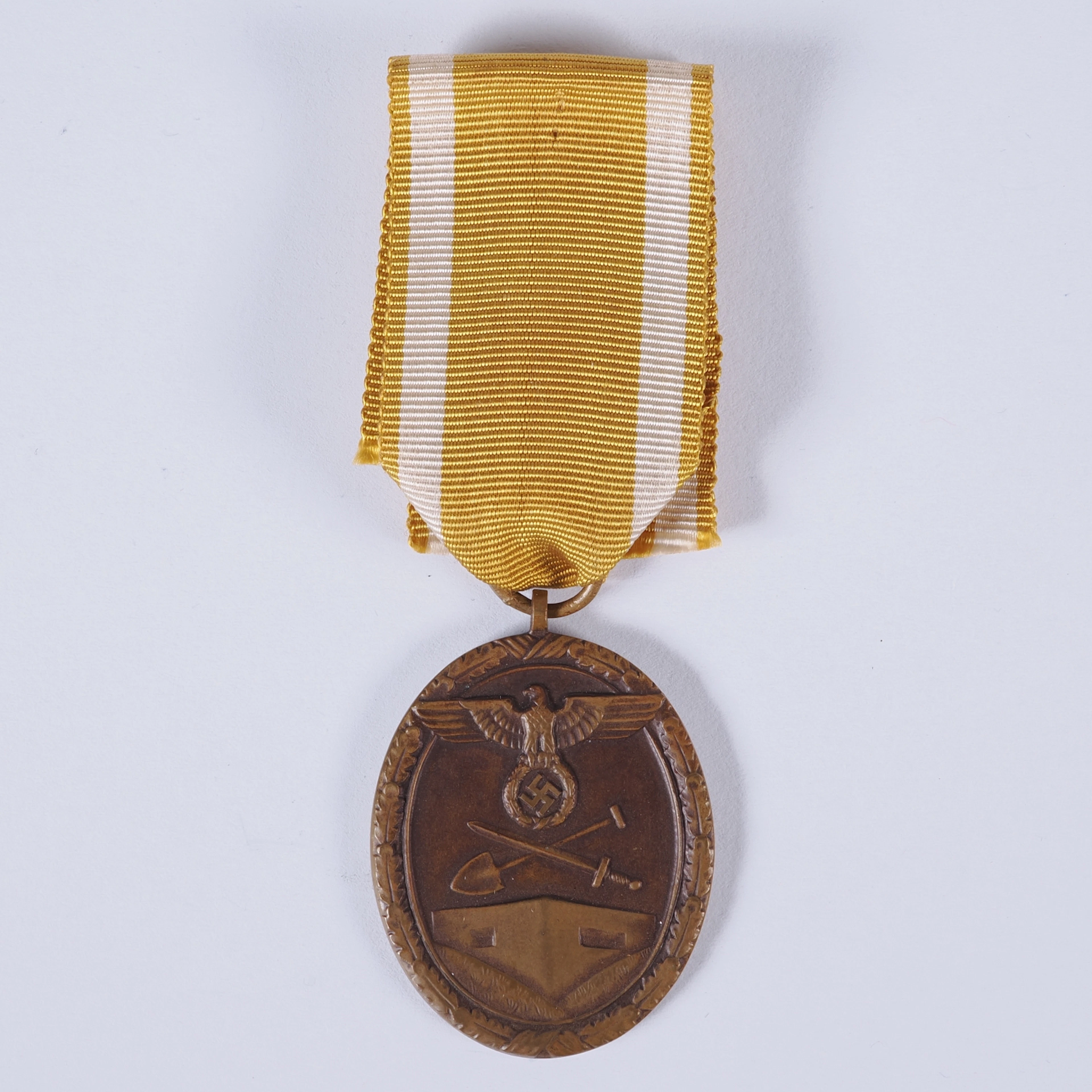 Los 2306: Deutsches Schutzwall-Ehrenzeichen "Westwall-Medaille" am Band