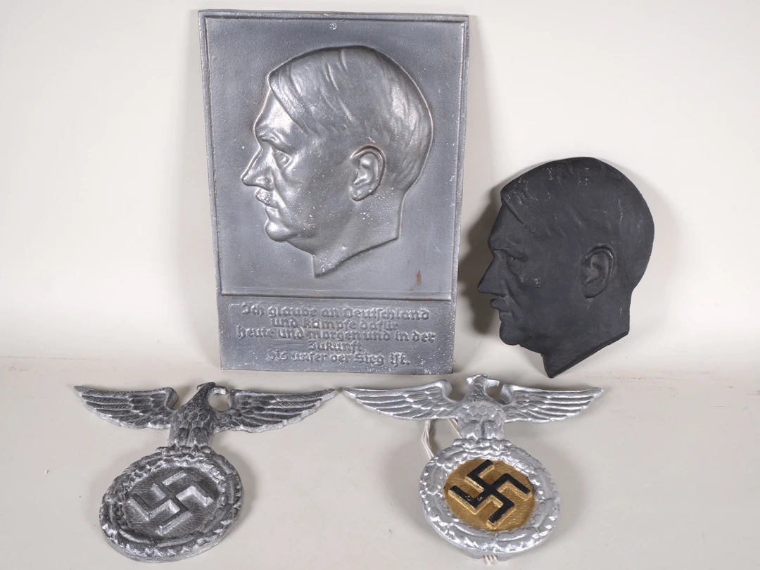 Los 2333: Konvolut 4 Metall Relief Adolf Hitler und Hoheitsadler