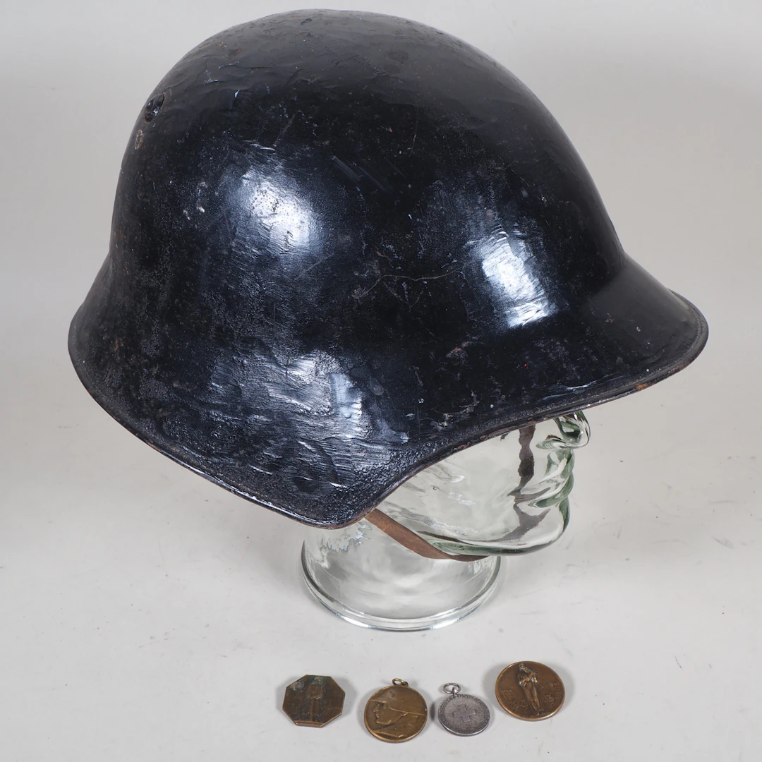 Los 2182: Schweiz: Stahlhelm M 18 und 4 Abzeichen