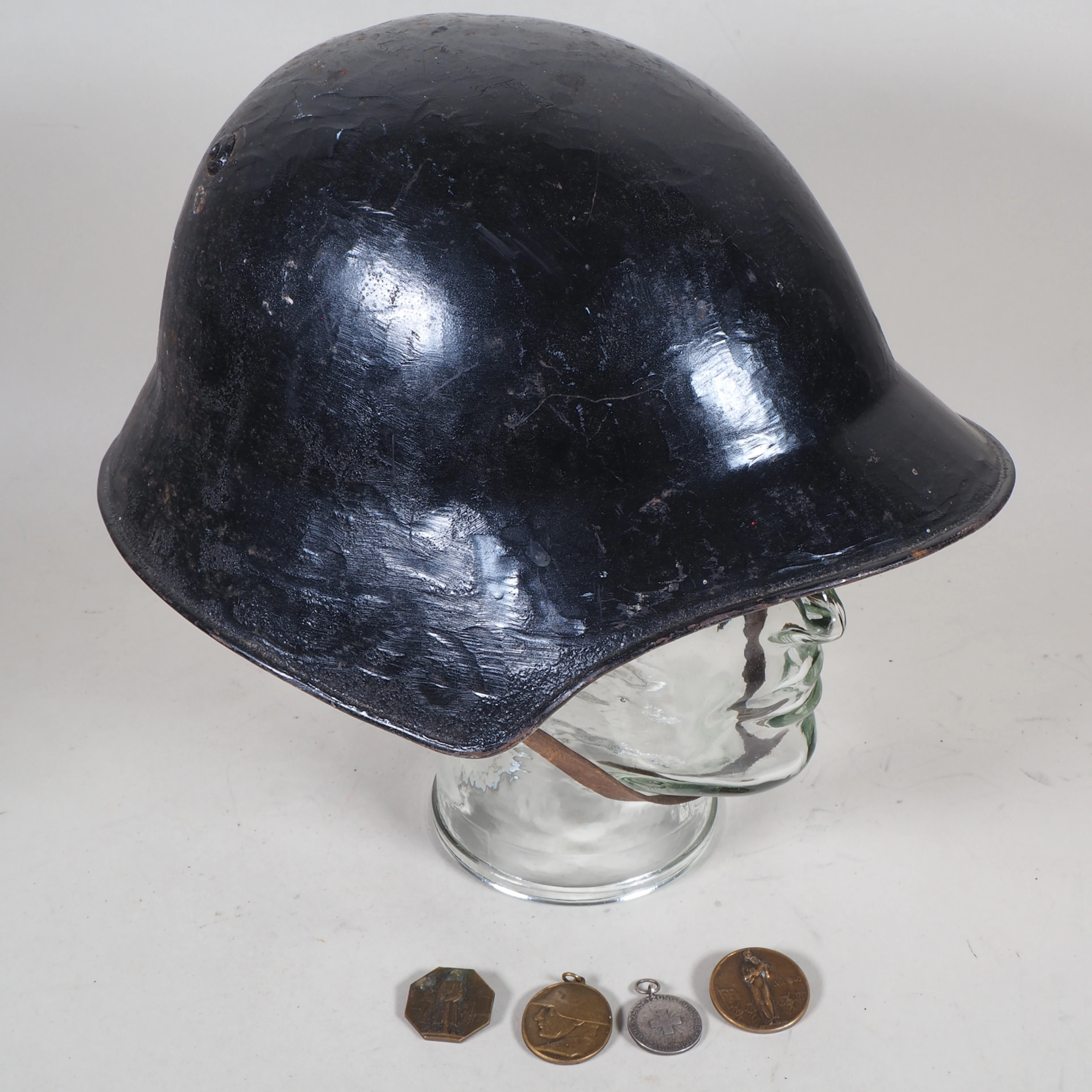 Los 2182: Schweiz: Stahlhelm M 18 und 4 Abzeichen
