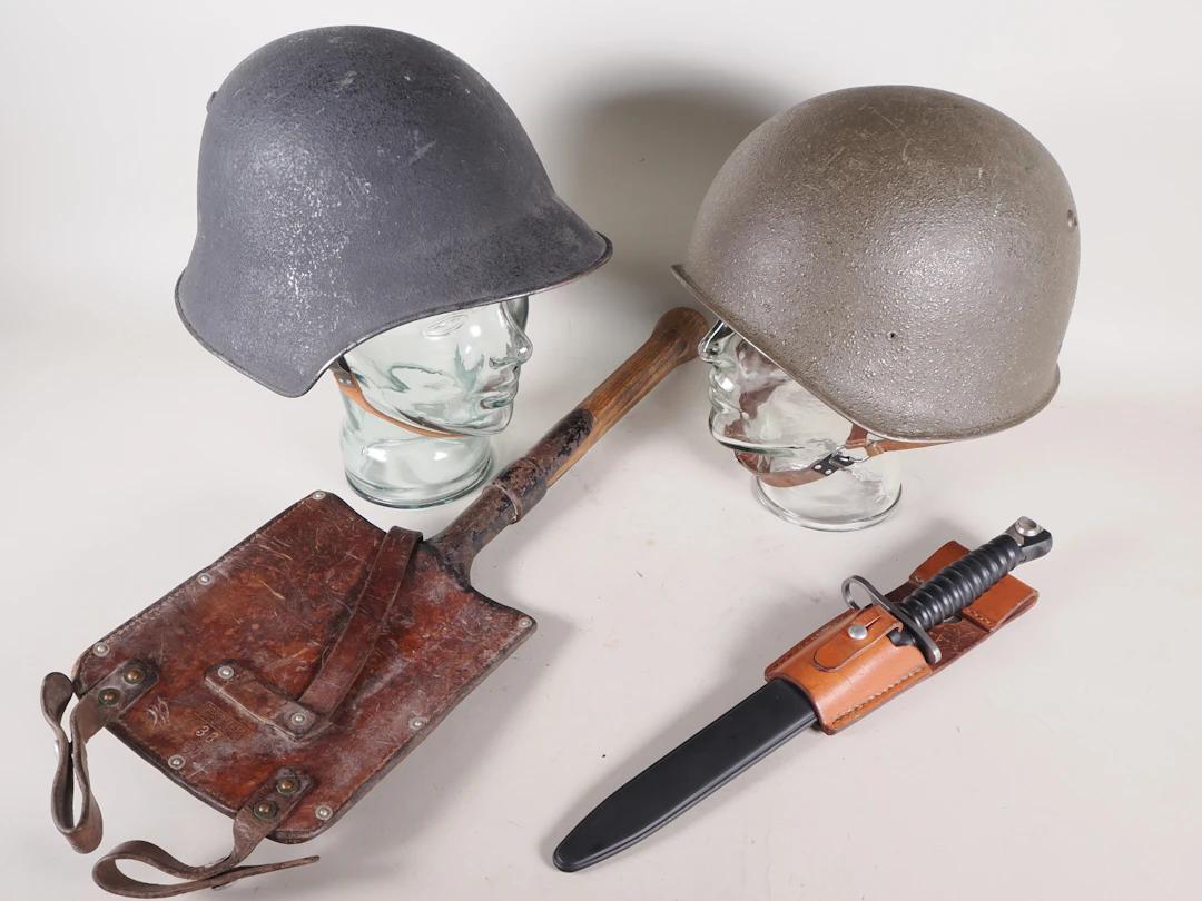 Los 2437: Schweiz: Stahlhelm M18 und M71, Spaten und Bajonett M57