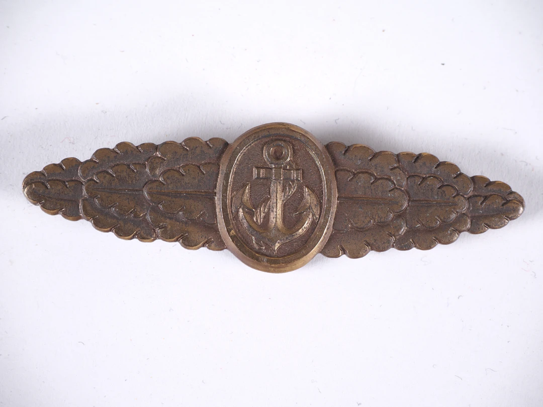 Los 2269: Marine Frontspange in Bronze 1957er Ausführung