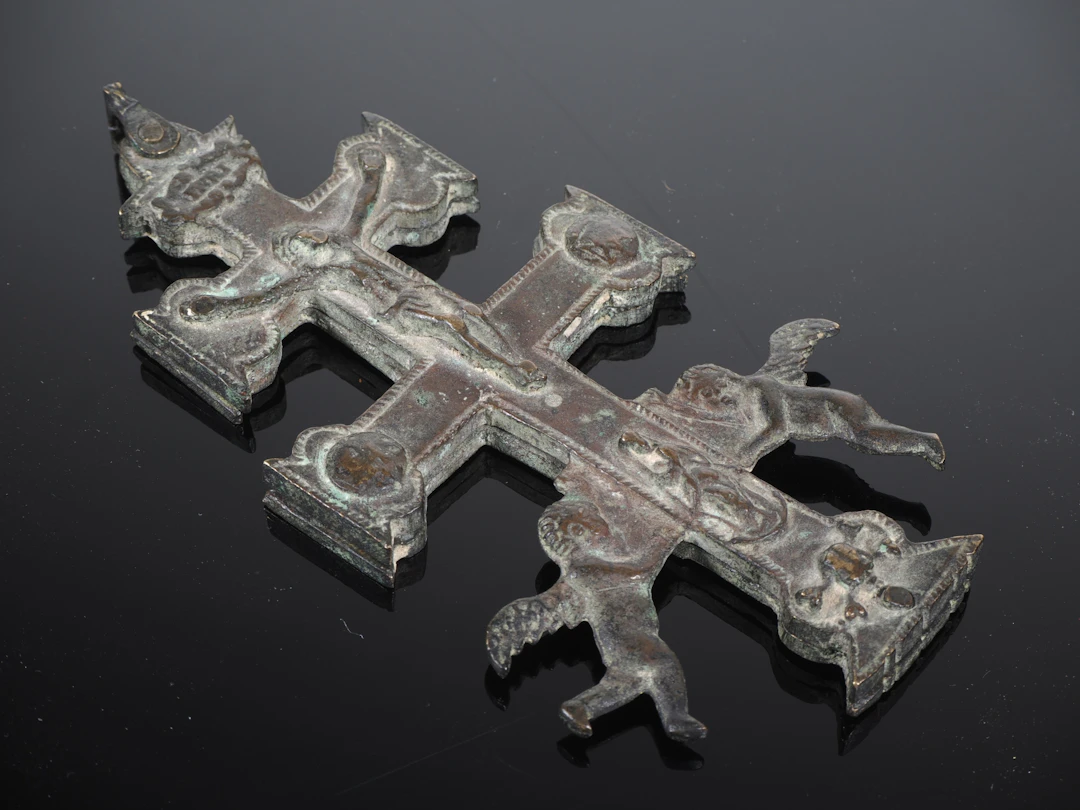 Los 1174: Barock Caravaca-Kreuz aus Bronze, 18. Jh.