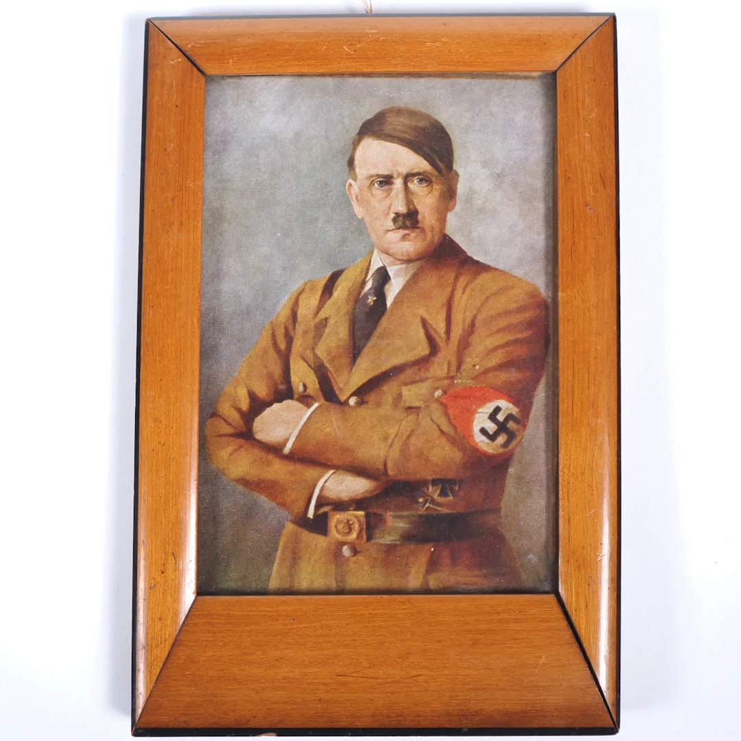 Los 2326: Adolf Hitler farbiges Amtsstubenbild im Holzrahmen