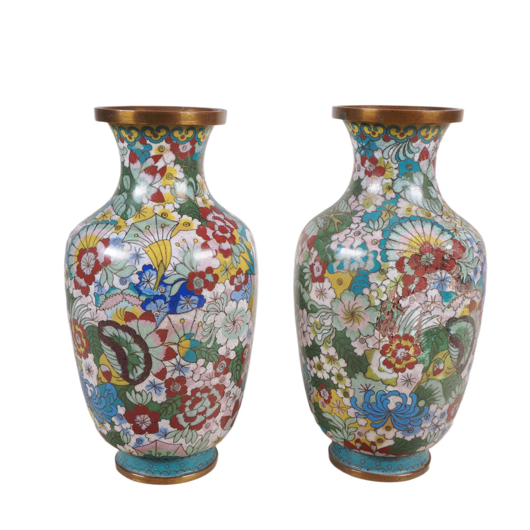Los 1648: Ein Paar chinesische Cloisonné-Emaille-Vasen mit Tausend-Blumen-Dekor