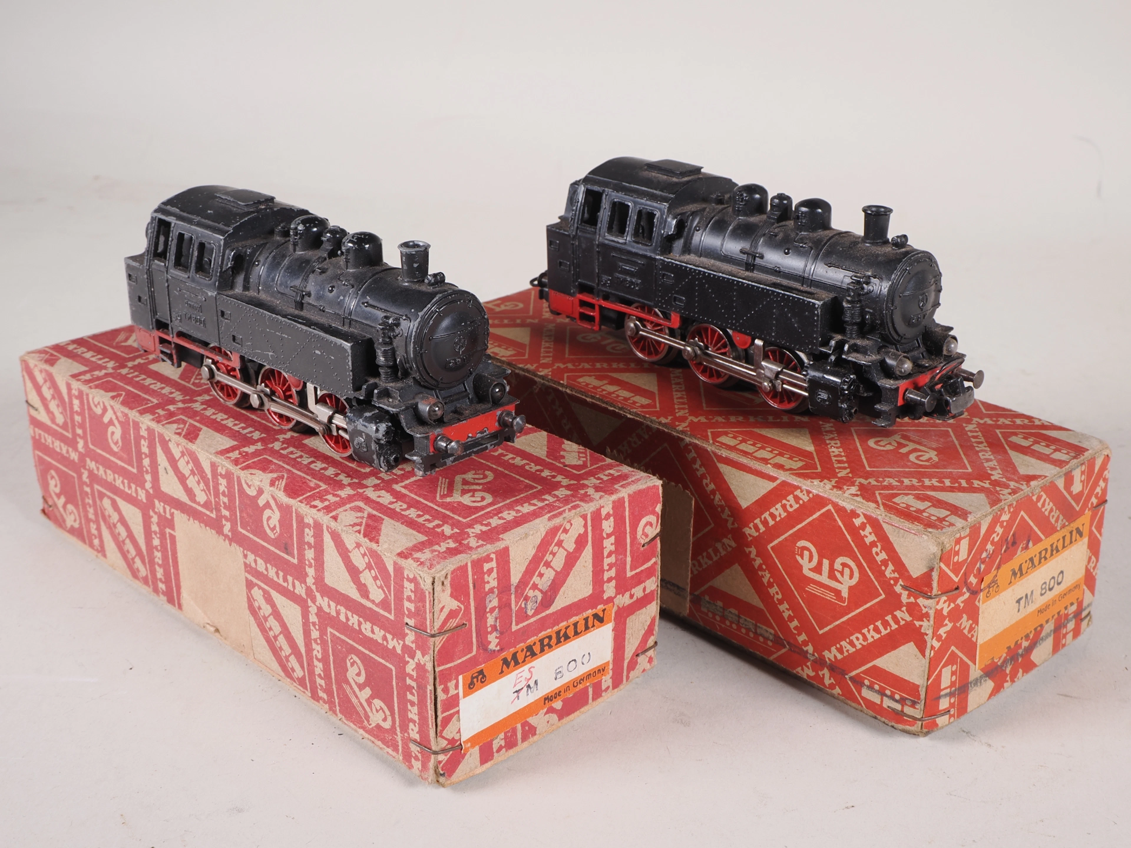 Los 1801: 2x Märklin Dampflok TM 800 in OVP, H0, um 1950