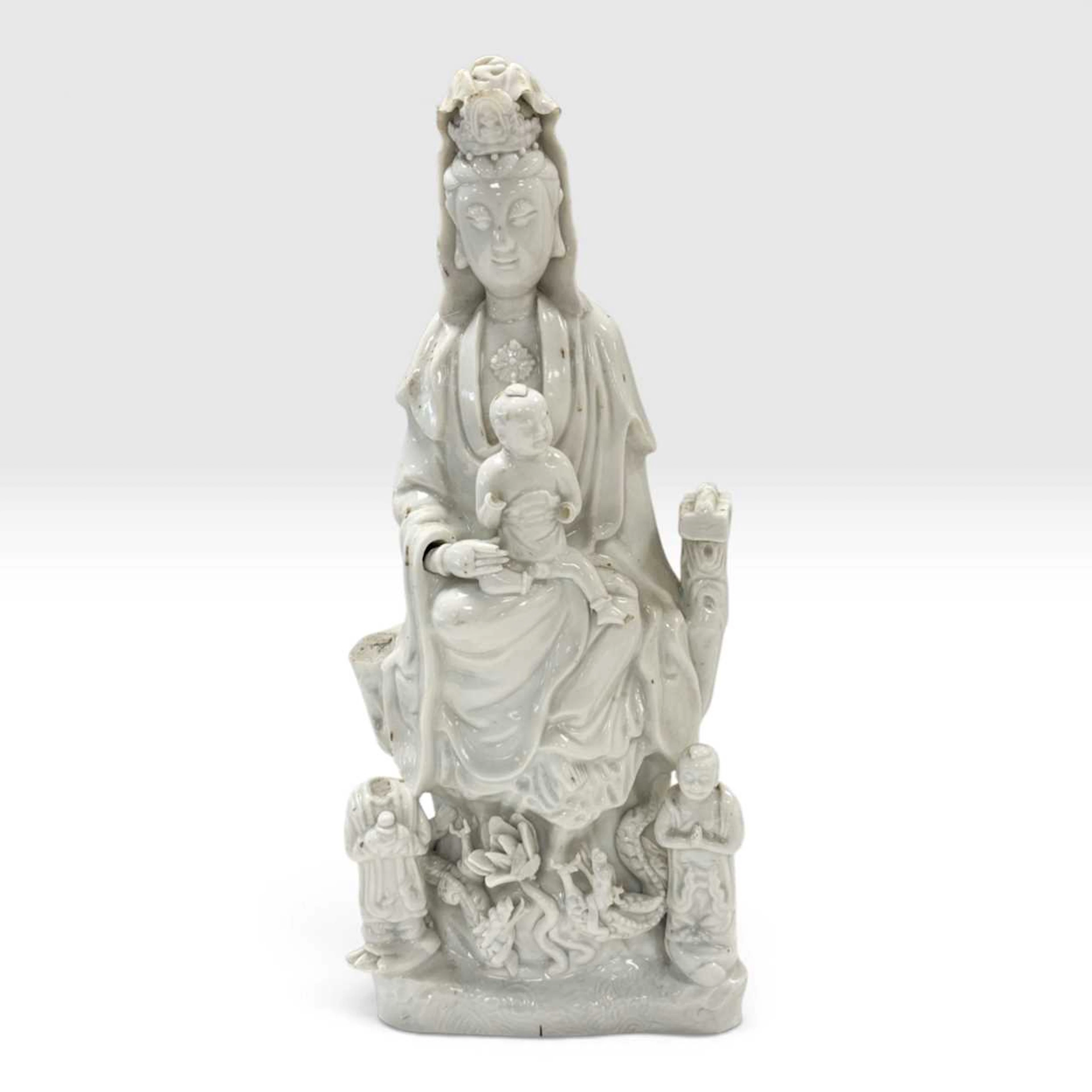 A Chinese Dehua figure of Guanyin and attendants, Qing Dynasty, Kangxi