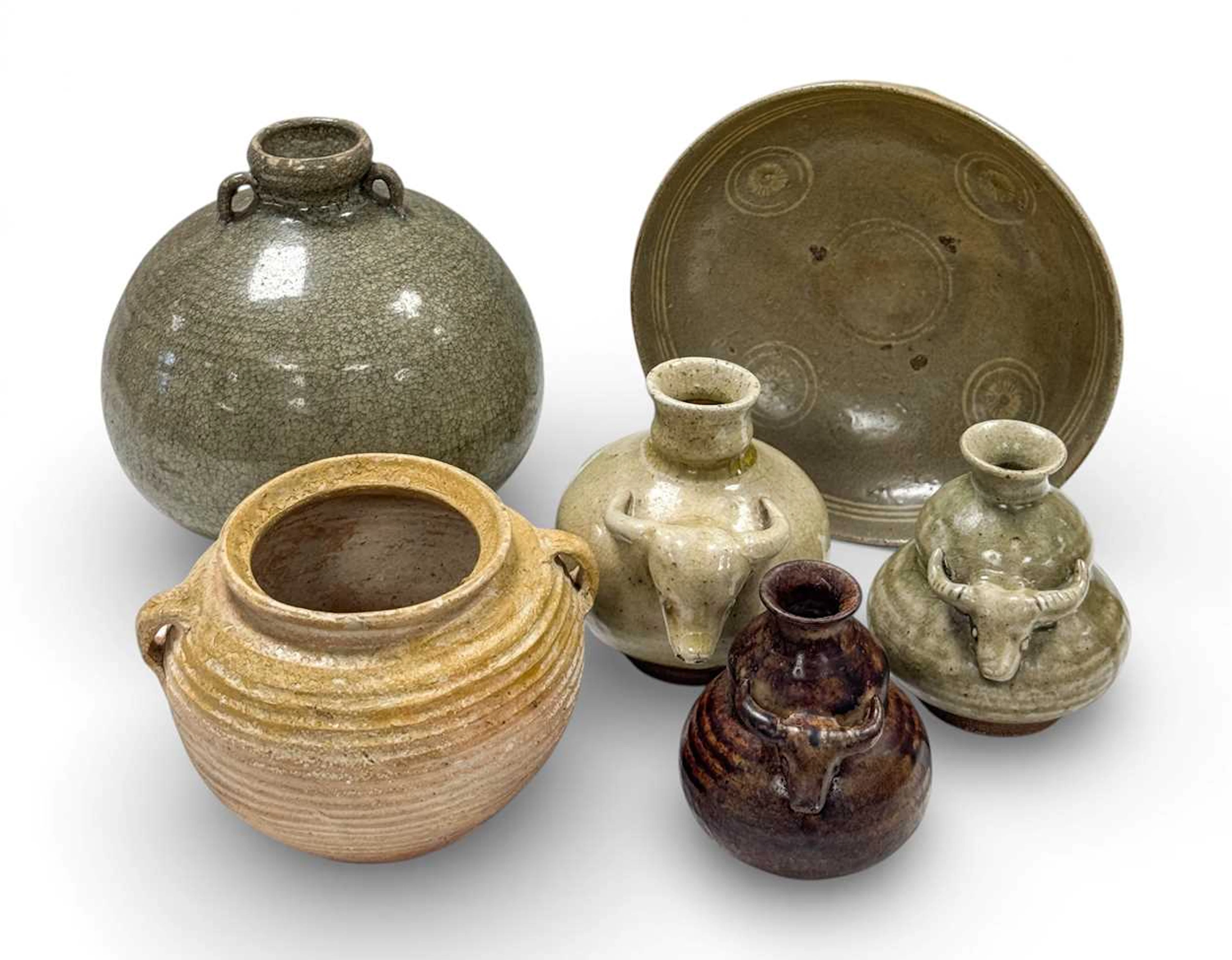 A Korean celadon bowl, 15th century