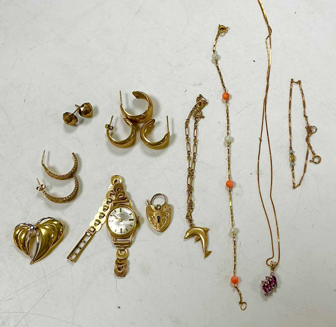 A collection of jewellery to include three pairs of earrings