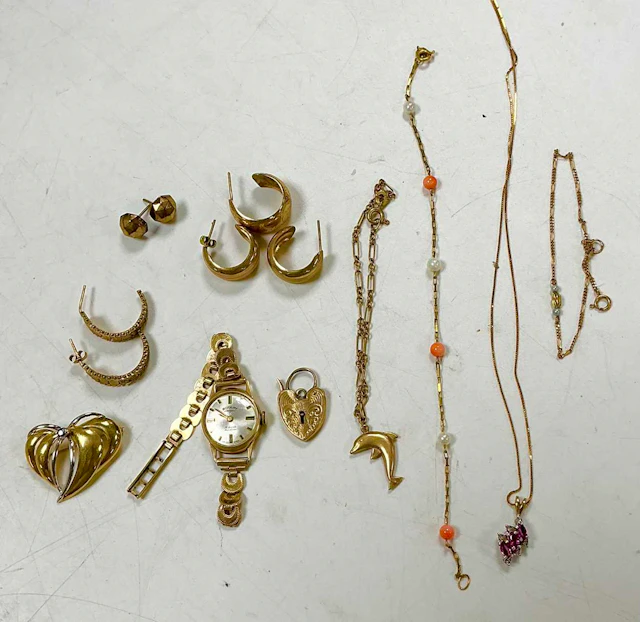 A collection of jewellery to include three pairs of earrings
