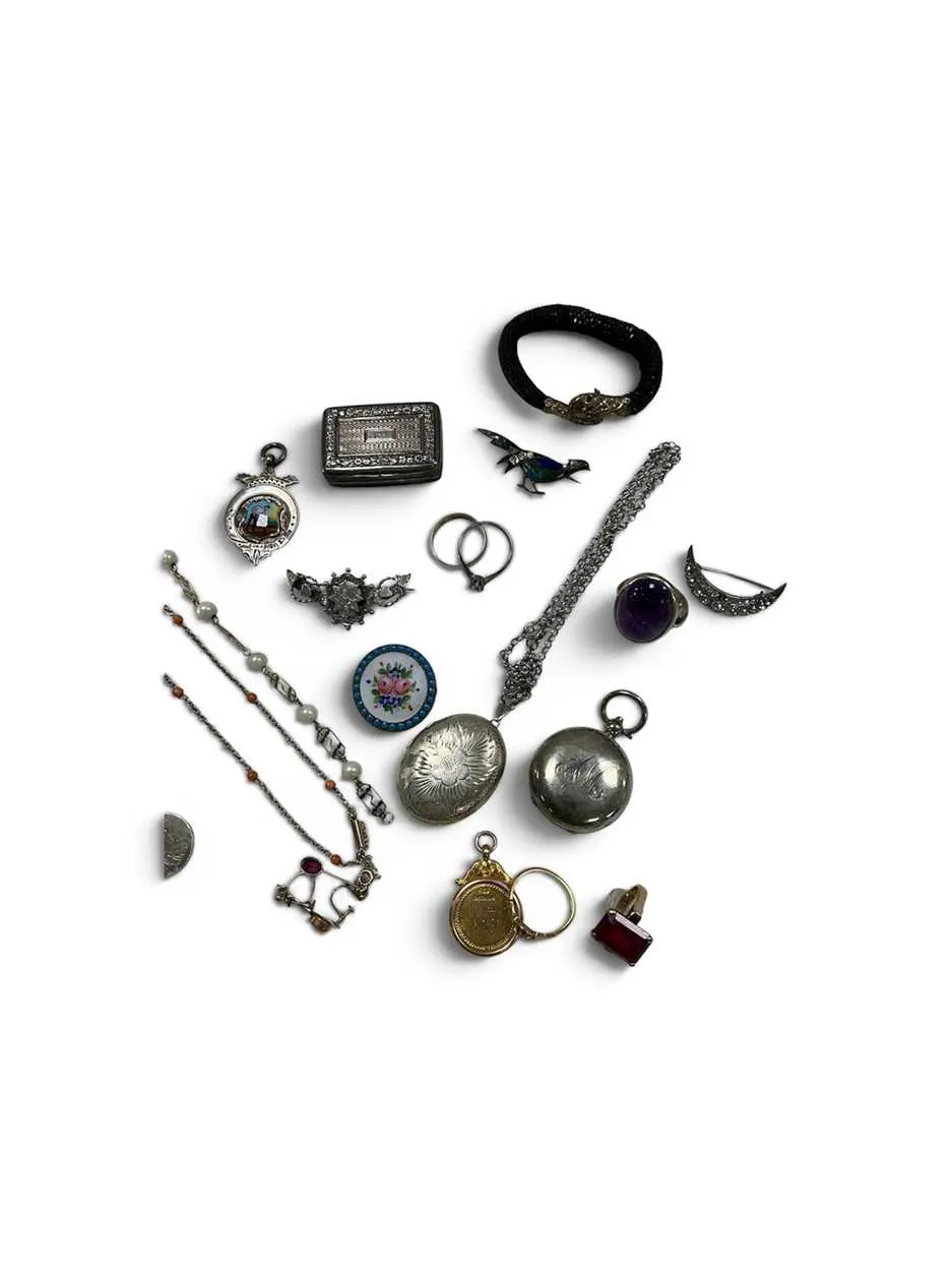 A collection of assorted jewellery