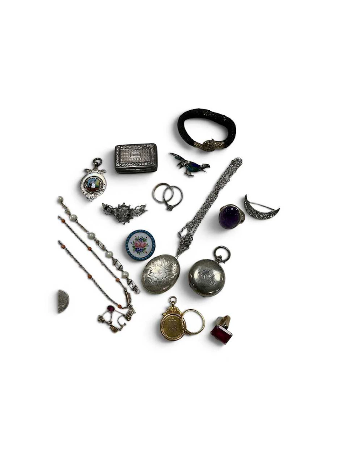 A collection of assorted jewellery