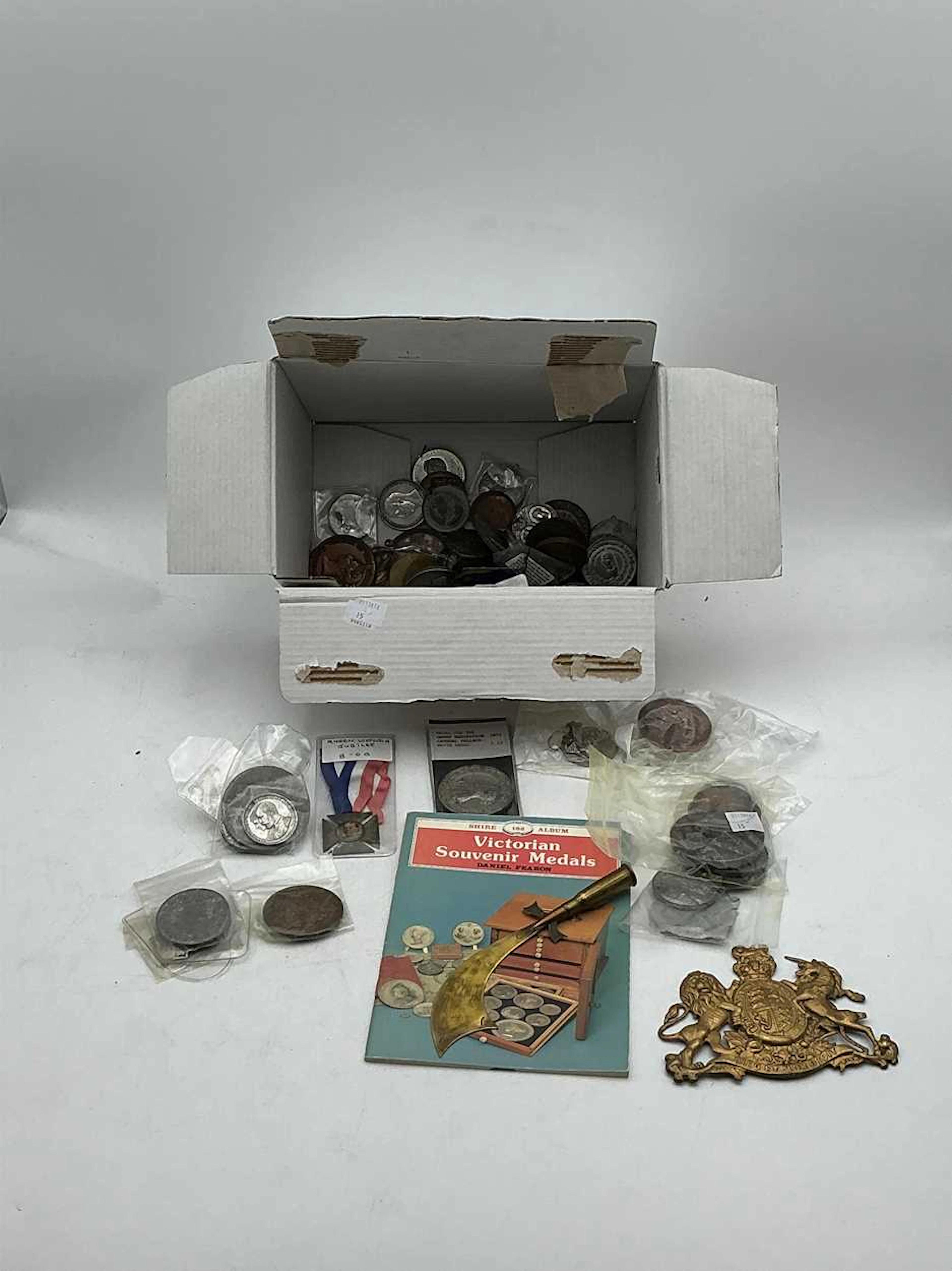 A collection of commemorative and souvenir medals and...