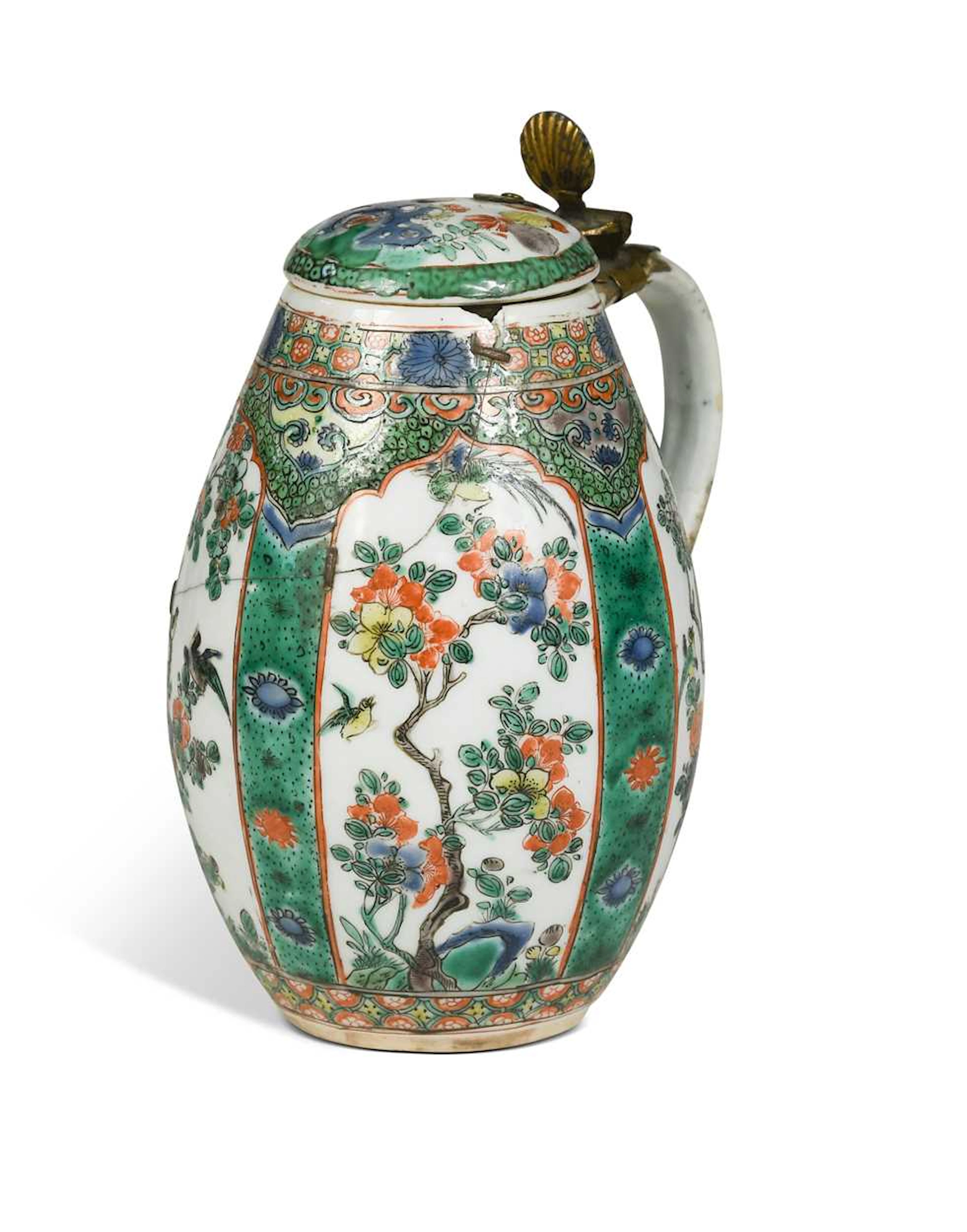 A Chinese famille verte porcelain lidded tankard, Kangxi Emperor (1662-1722)