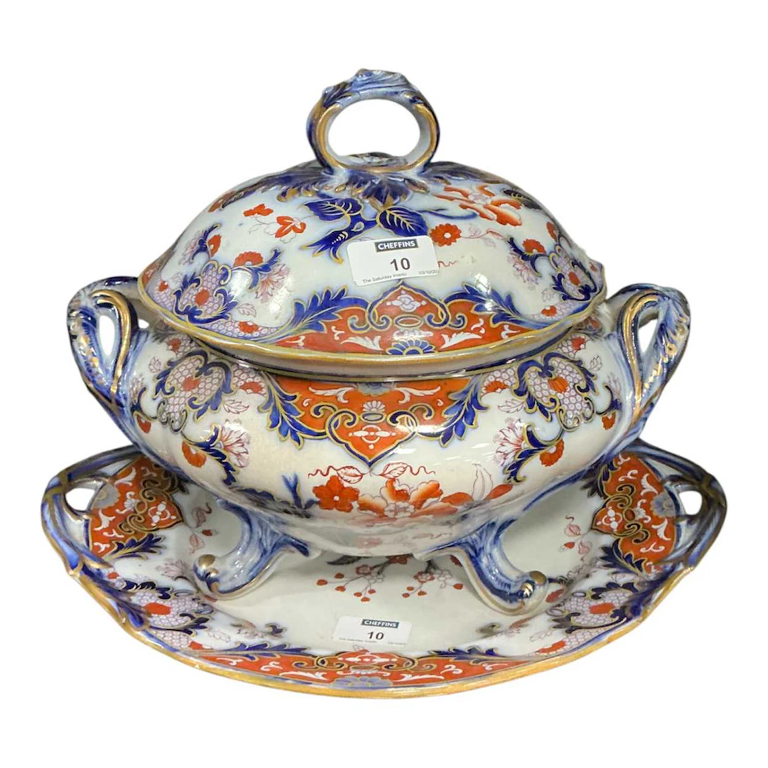 A 19th century imari soup tureen 30cm High