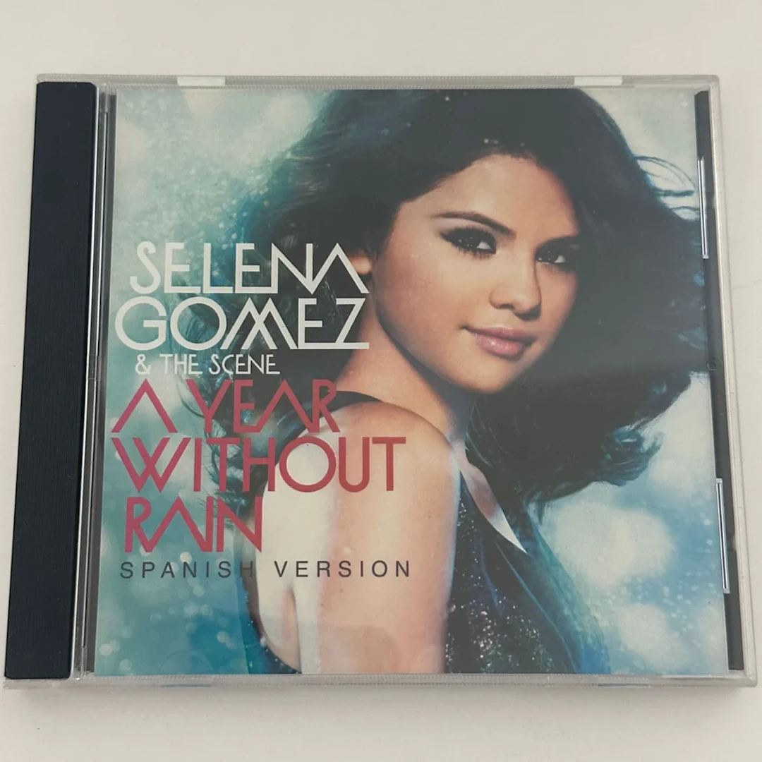Selena Gomez & The Scene "A Year Without Rain" (Spanish Version) 2010