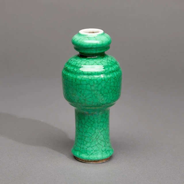 Chinese Qing Porcelain Apple Green Crackle Vase