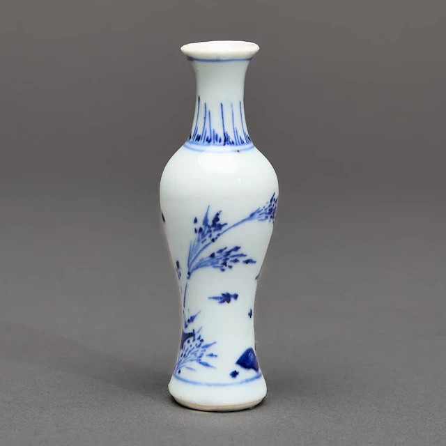 Chinese Hatcher Cargo Shipwreck B&W Porcelain Vase
