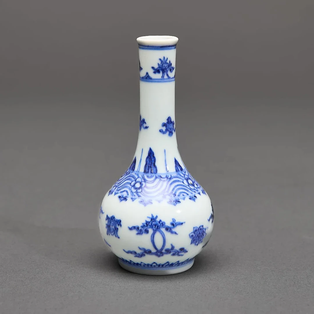 Chinese Hatcher Cargo Shipwreck B&W Porcelain Vase