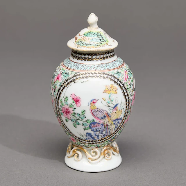 Chinese Export Famille Rose Tea Caddy