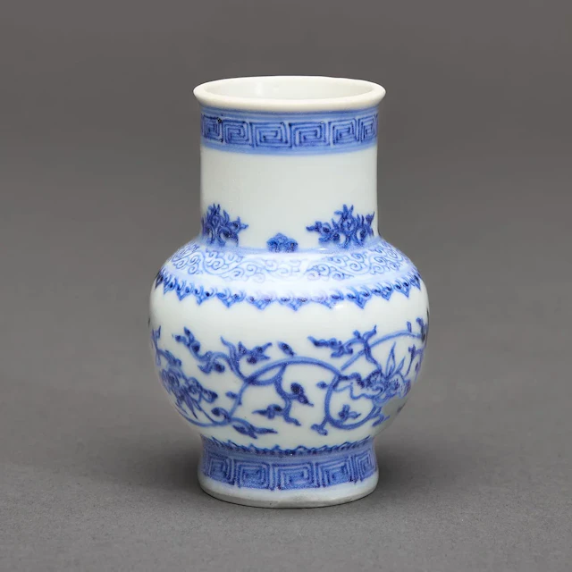 Chinese Hatcher Cargo Shipwreck B&W Porcelain Vase