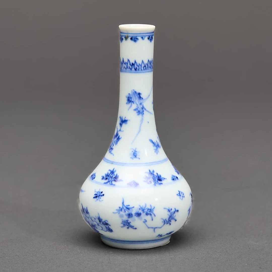 Chinese Hatcher Cargo Shipwreck B&W Porcelain Vase