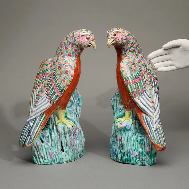 Pair Famille Rose Hawks