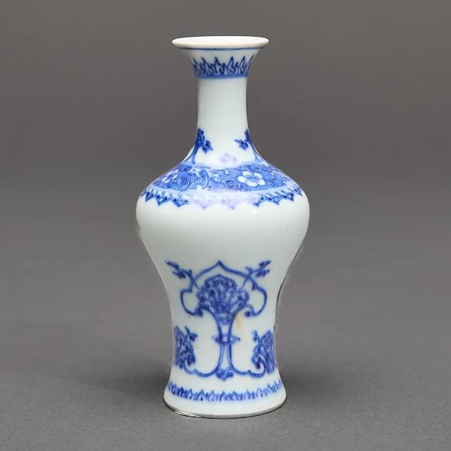 Chinese Hatcher Cargo Shipwreck B&W Porcelain Vase