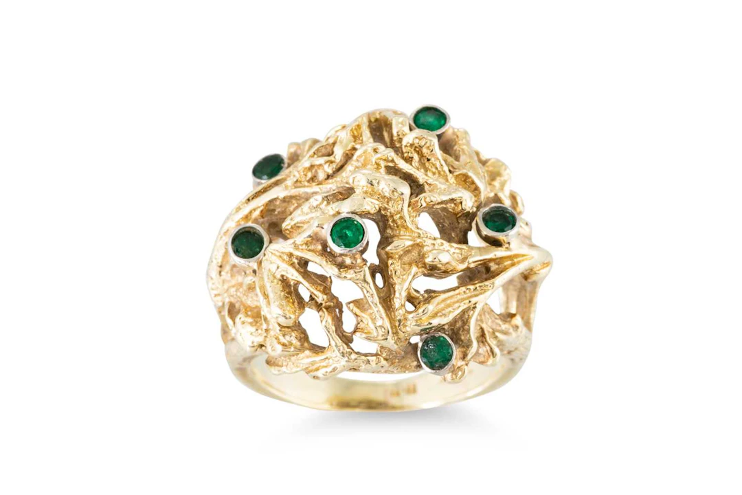 A VINTAGE BRUTALIST STYLE 14CT GOLD RING
