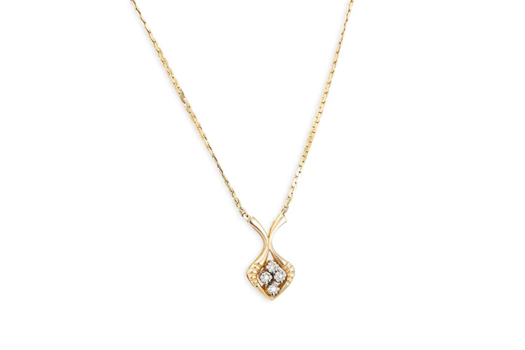 A DIAMOND SET PENDANT