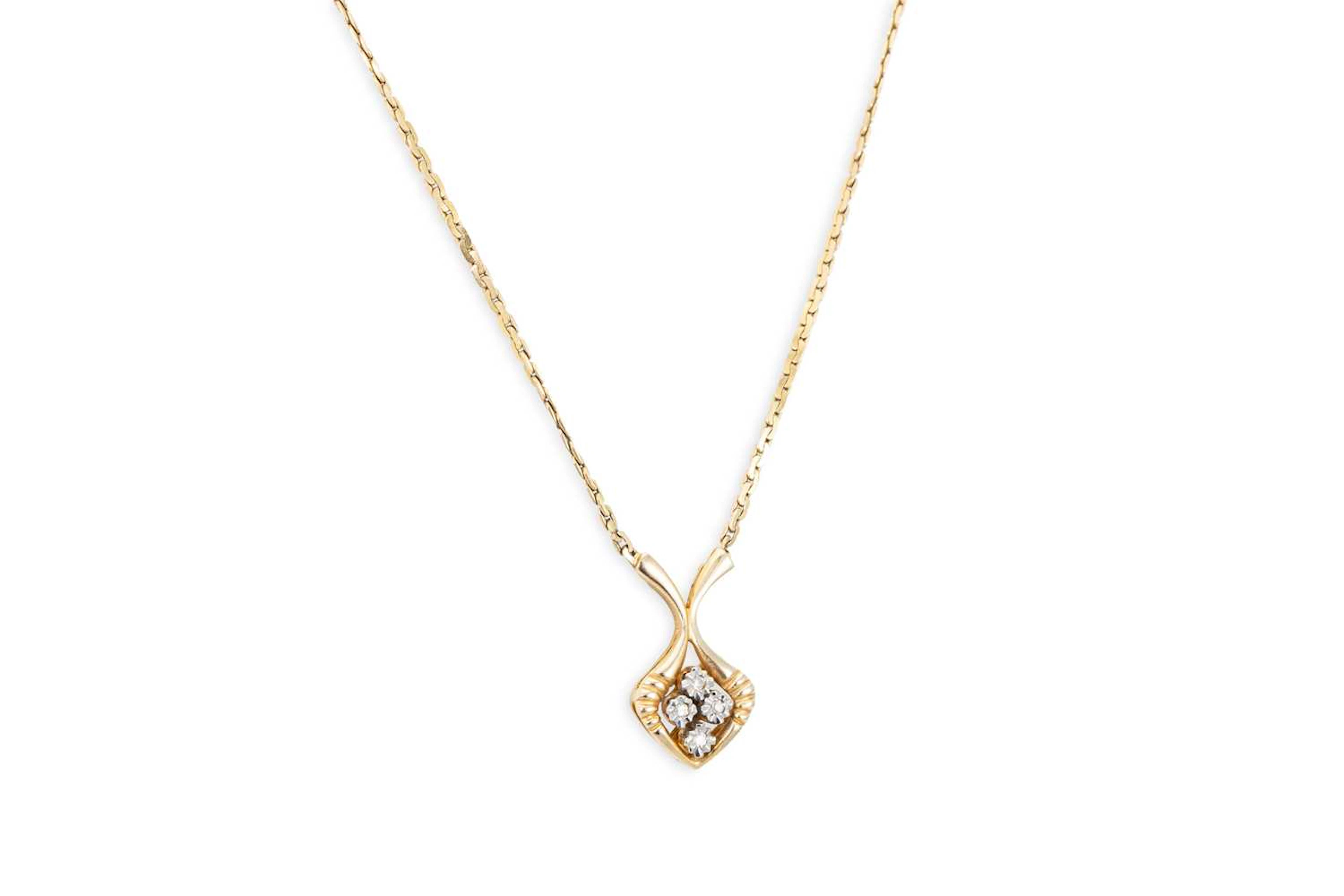 A DIAMOND SET PENDANT