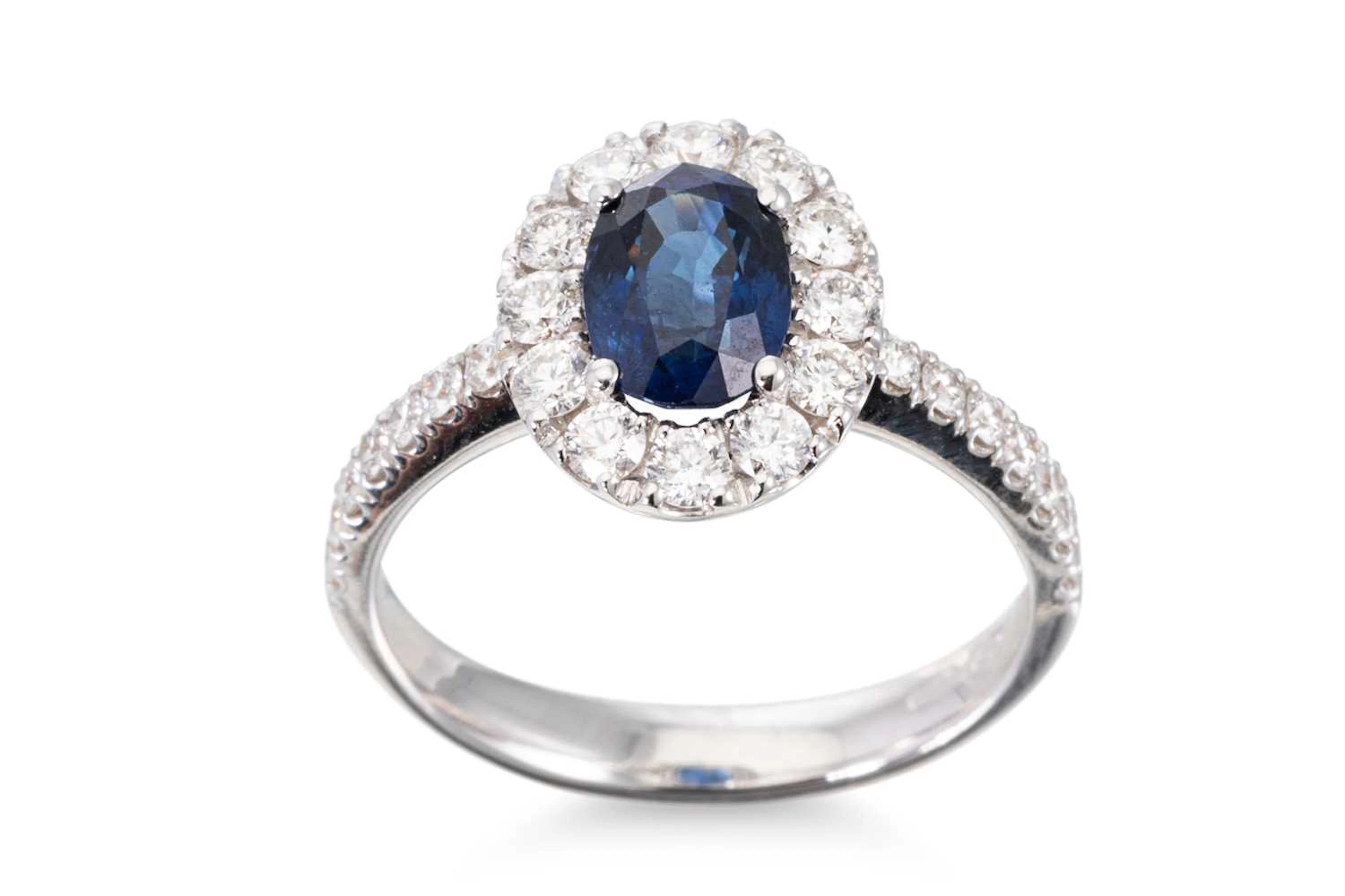 A SAPPHIRE AND DIAMOND CLUSTER RING