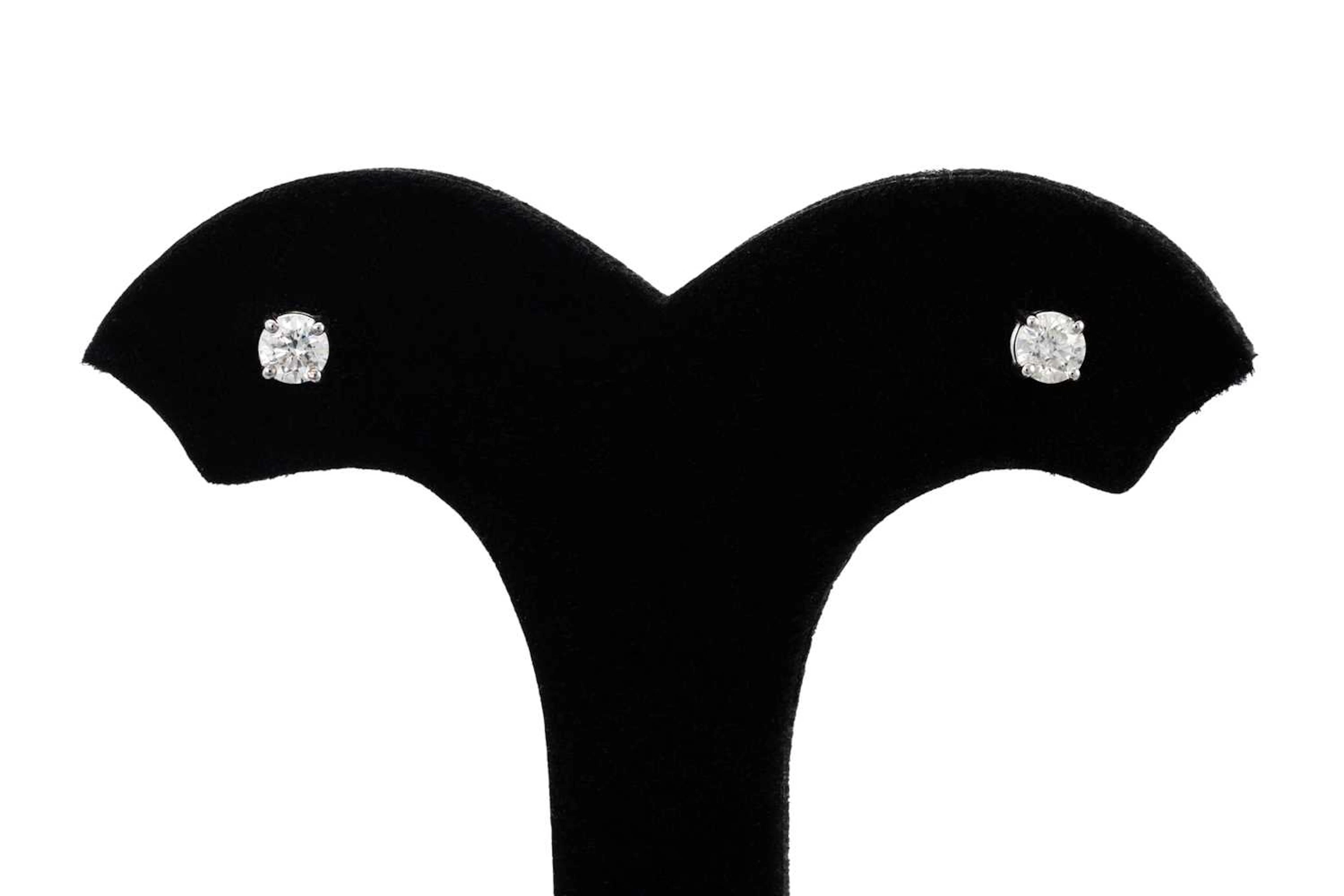A PAIR OF DIAMOND STUD EARRINGS