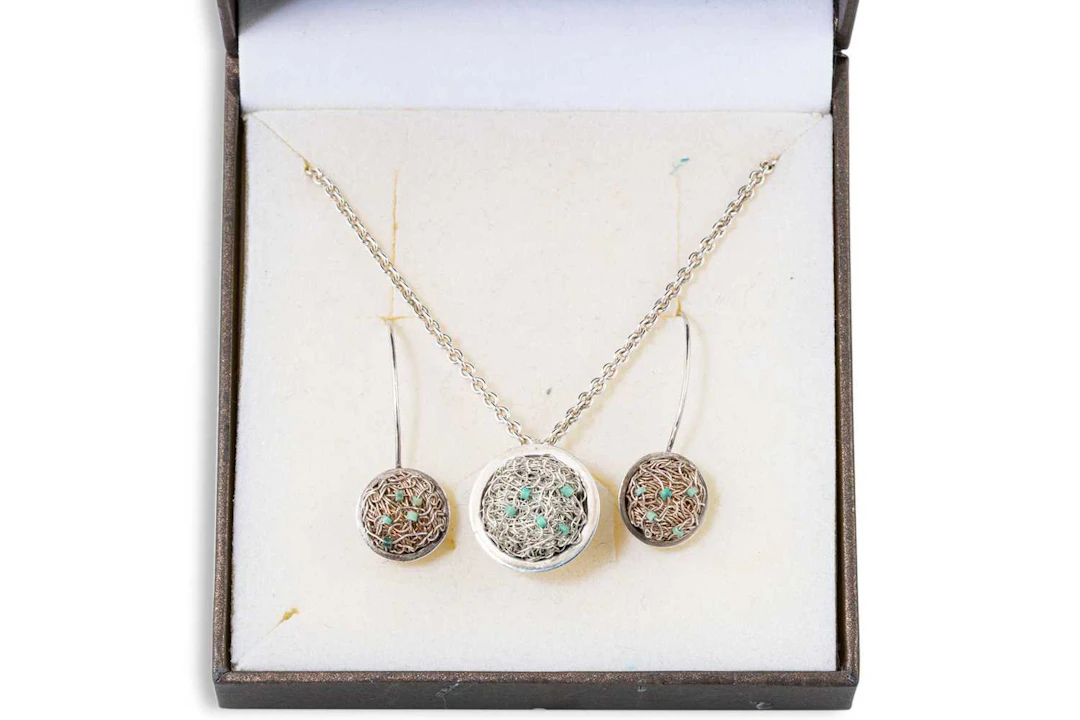 A SUITE OF STERLING JEWELLERY