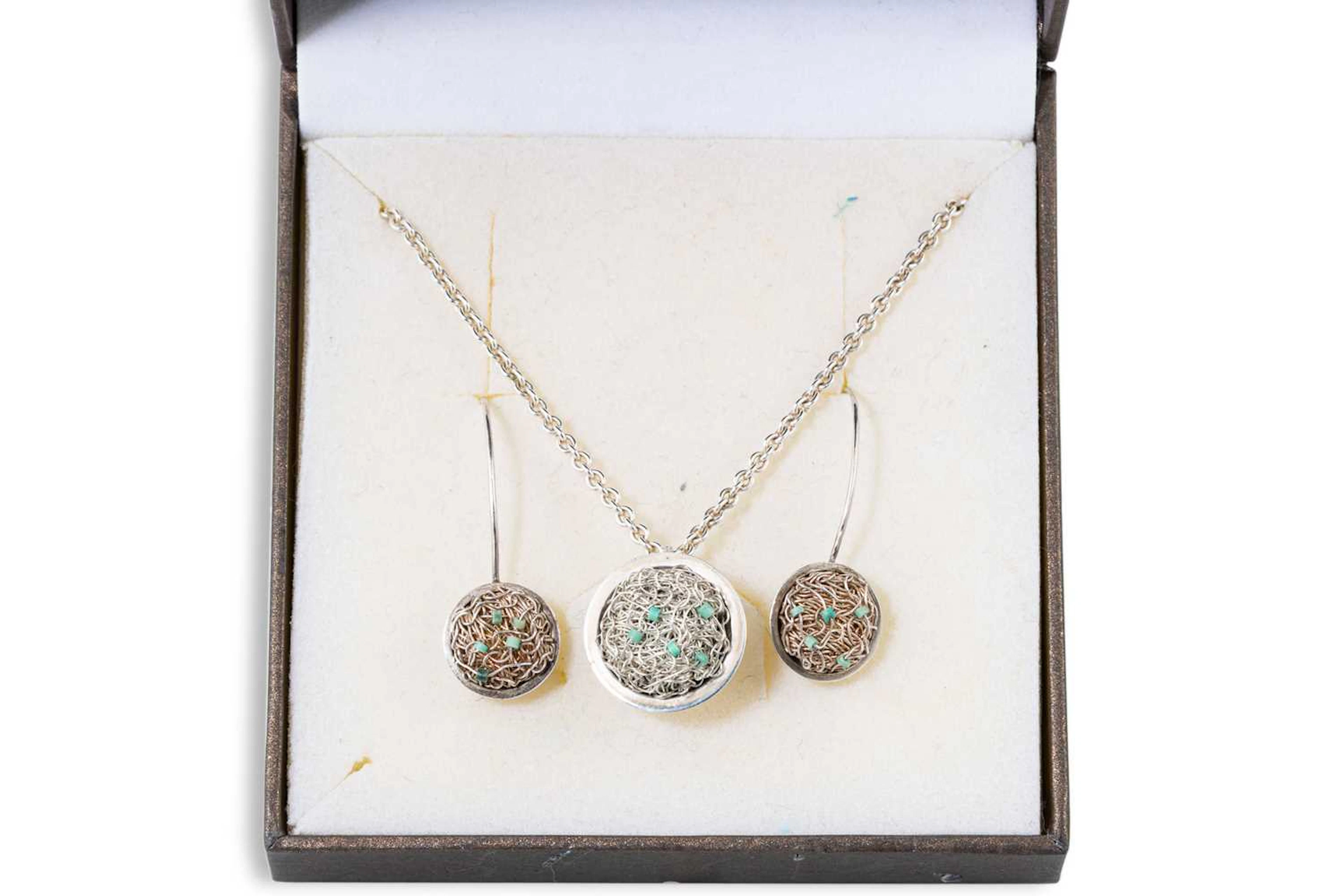 A SUITE OF STERLING JEWELLERY
