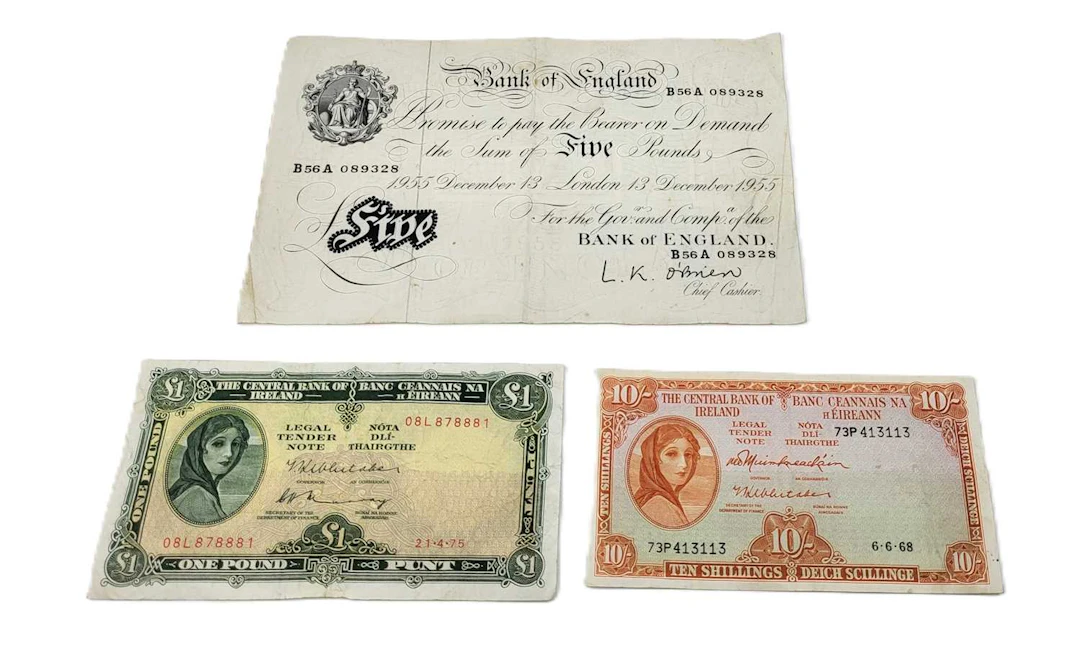 A 1955 ENGLISH £5 WHITE FIVER O'BRIEN BANKNOTE