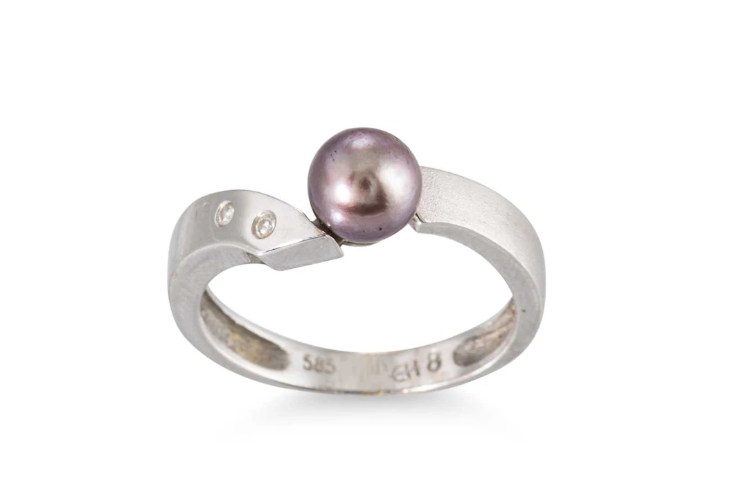 A CULTURED PEARL AND DIAMOND SET RING