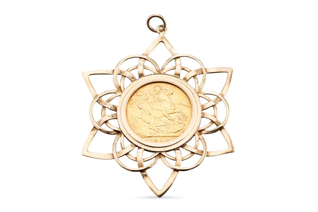 A 1900 FULL SOVEREIGN ENGLISH GOLD COIN