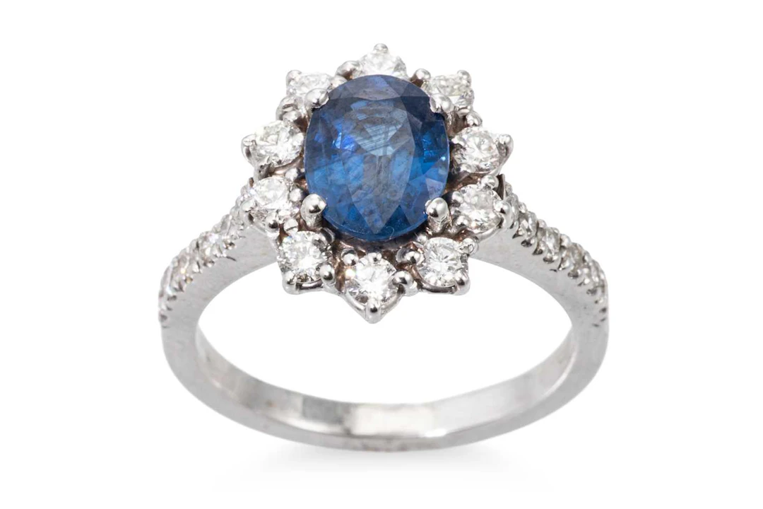 A SAPPHIRE AND DIAMOND CLUSTER RING
