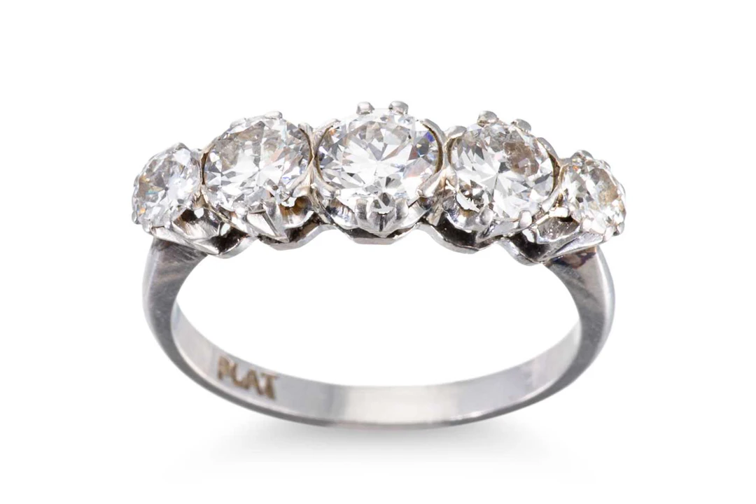 A VINTAGE FIVE STONE DIAMOND RING